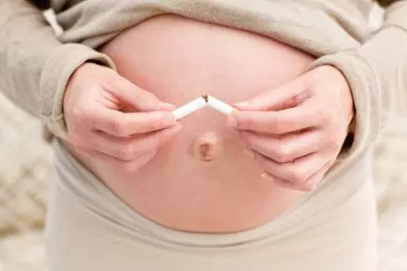 Курение во время беременности приводит к серьезным врожденным дефектам.